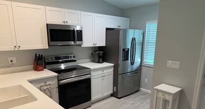 3-bedroom house in charming Stuart with AC, fitness room. Start relaxing
