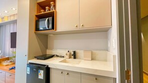 A modern kitchen with a built-in microwave, a sink, and a dishwasher. - Aquamaris Luxo - by Almare (João Pessoa)