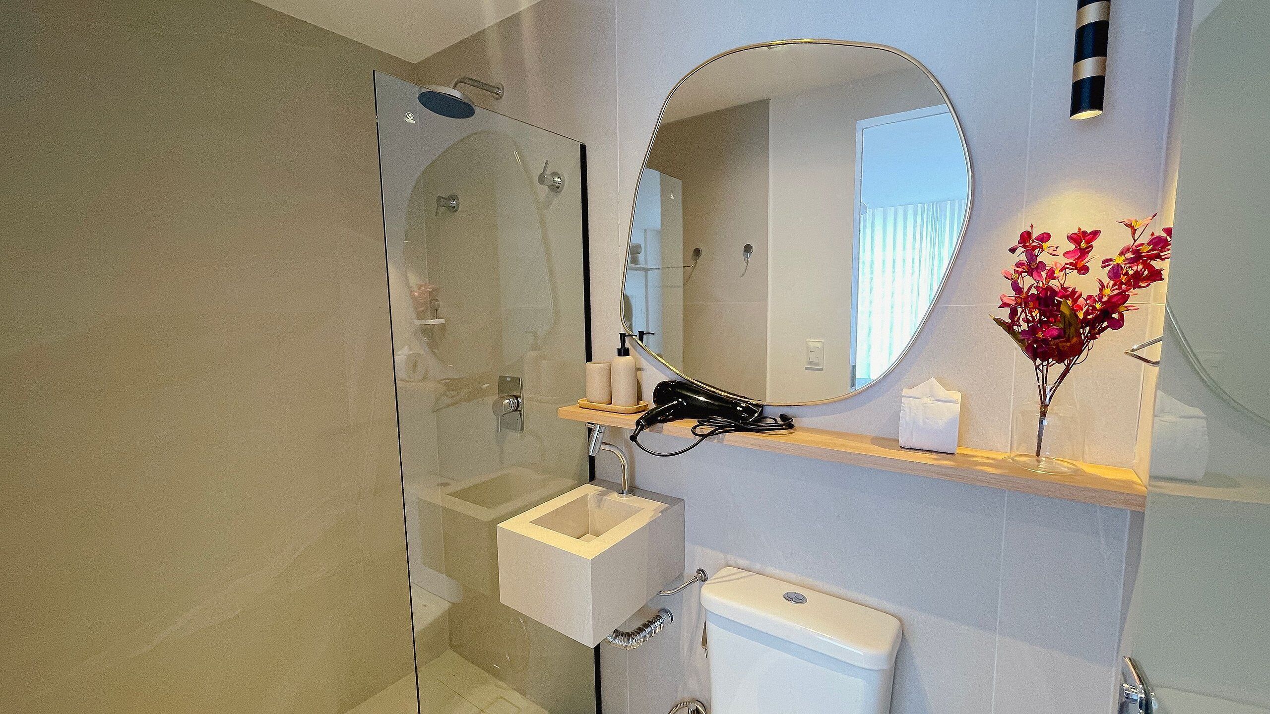 Klassiek appartement | Badkamer | Handdoeken, zeep, shampoo, toiletpapier