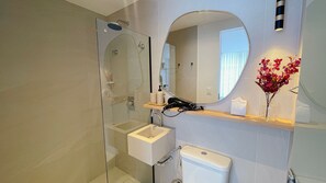 Departamento clásico | Baño | Toallas, jabón, shampoo, papel de baño 