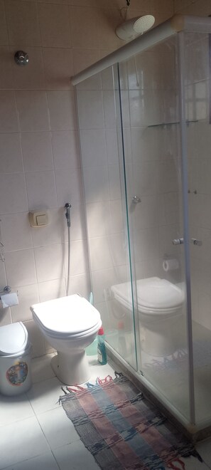 Douche, serviettes fournies, savon, papier toilette