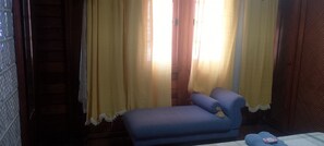Tabla de planchar con plancha, wifi, ropa de cama