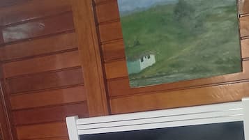 Tabla de planchar con plancha, wifi y ropa de cama