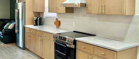 Réfrigérateur, four à micro-ondes, un four, surface de cuisson