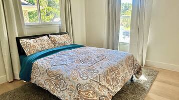 4 bedrooms, iron/ironing board, WiFi, bed sheets