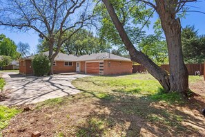 Exterior - 4BR/2BA Home Near Bishop Arts District & AT&T Stadium - Garage Parking (Dallas)