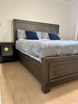 4 bedrooms, iron/ironing board, WiFi, bed sheets - 4BR/2BA Home Near Bishop Arts District & AT&T Stadium - Garage Parking (Dallas)