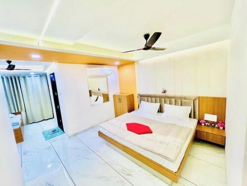 Premium quadruple room AC 3-5 occupancy@StayMore