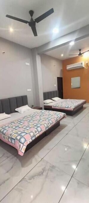 1 bedroom, Internet, bed sheets - Superior Family Studio @ StayMore 4 to 6 adults (Maheshwar)