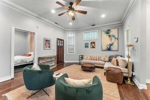 TV, offices - Grant Park Gem Near Beltline & Atl Attractions (Atlanta)
