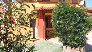 A two-story house with a red-tiled roof, a balcony, and a satellite dish. - Bed and breakfast il rosmarino  (Bosa)