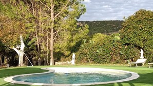 A backyard with a swimming pool, green artificial grass, and a pergola. - Bed and breakfast il rosmarino  (Bosa)