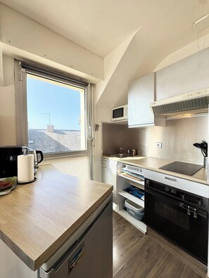 Jääkaappi, mikroaaltouuni, uuni, liesi