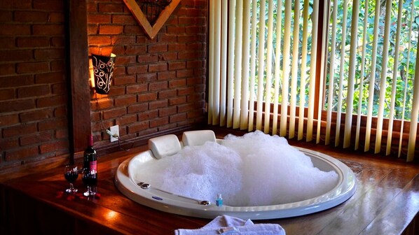 Chalet | Private spa tub