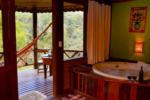 Chalet | Private spa tub