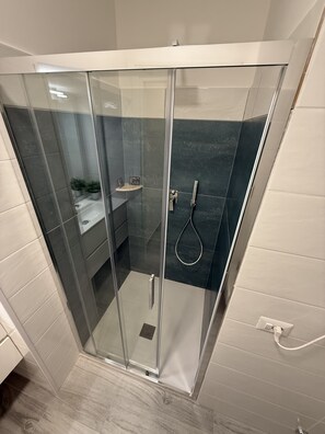 Dusche, Haartrockner, Bidet, Handtücher