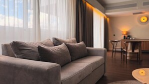 Habitación Prestigio, 1 cama King size, balcón, vista al océano | Área de sala de estar | Smart TV de 55 pulgadas con canales por cable 