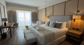 Quarto luxo, 1 cama King, sacada, vista para o jardim | Frigobar (abastecido com itens grátis), cofres nos quartos, escrivaninha