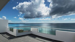 Quarto com design assinado, 1 cama King, sacada, vista para o oceano | Vista da sacada