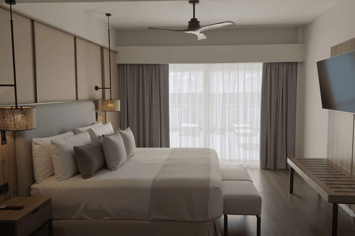 Quarto com design assinado, 1 cama King, sacada, vista para o oceano | Frigobar (abastecido com itens grátis), cofres nos quartos, escrivaninha