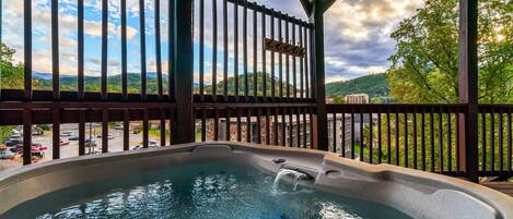 Banyera d'hidromassatge a l'aire lliure