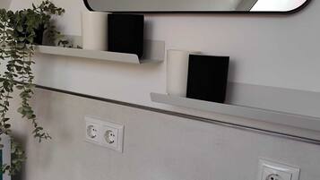 Een douche, een haardroger, handdoeken