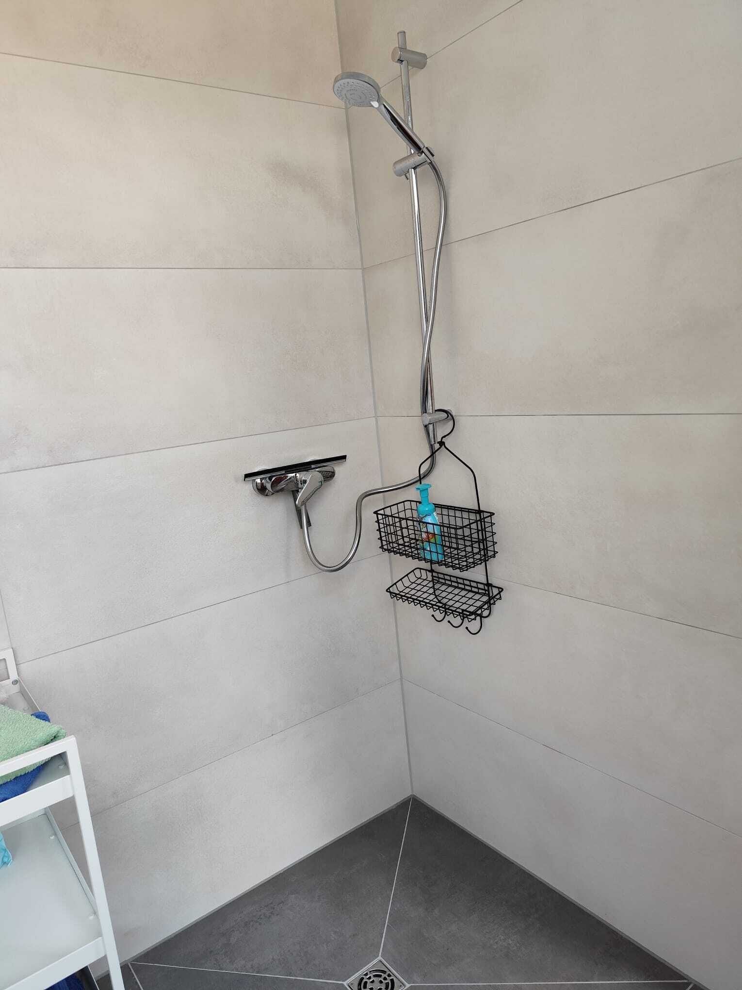 Een douche, een haardroger, handdoeken