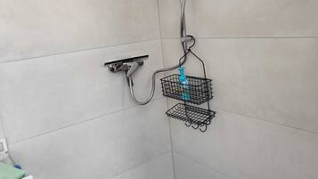 Een douche, een haardroger, handdoeken