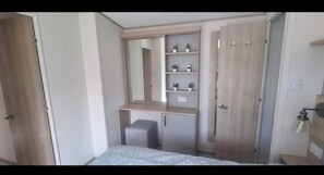 2 bedrooms, iron/ironing board, bed sheets