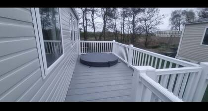 Hot Tub Tattershall Lakes Retreat