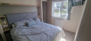 2 makuuhuonetta, silitysrauta/-lauta, vuodevaatteet