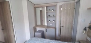 2 bedrooms, iron/ironing board, bed sheets