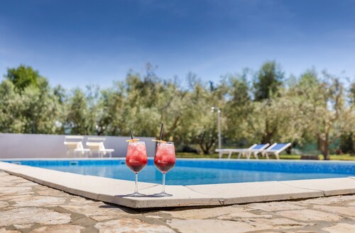 Luxe Apt Marceta 6 - Couple Getaway with Pool