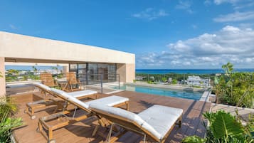 Ulkouima-allas, aurinkotuoleja