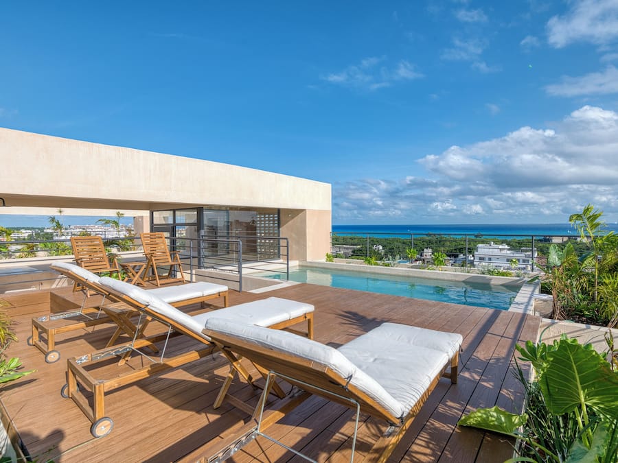 Piscina externa, espreguiçadeiras