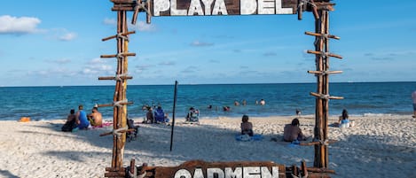 In Strandnähe, weißer Sandstrand