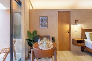 Appartement panoramique, 1 chambre, patio, vue sur la cour intérieure | Salle à manger