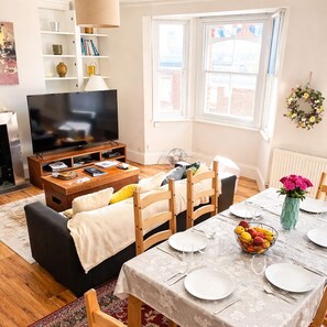 Smart TV, books - The Chelsea Ambassadorial Executive Residence (London)