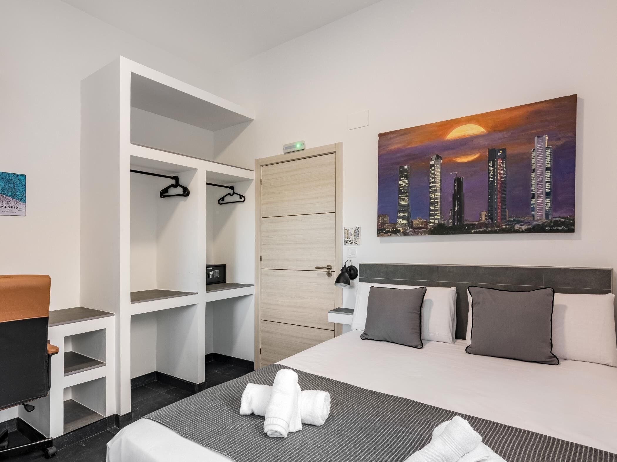 2 bedrooms, iron/ironing board, internet