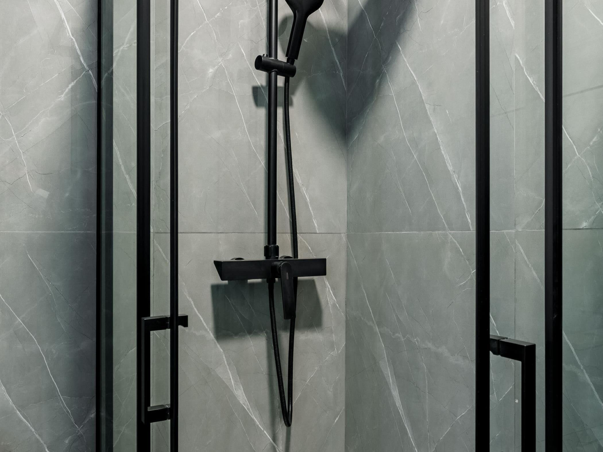 Een douche, een haardroger, handdoeken