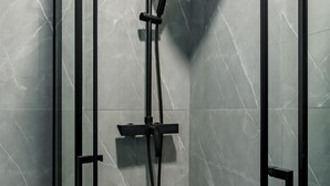 A modern shower enclosure with a glass door and a control panel. - Charming Madrid Las Rosas, 2 habitaciones (Madrid)