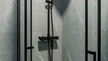 Een douche, een haardroger, handdoeken