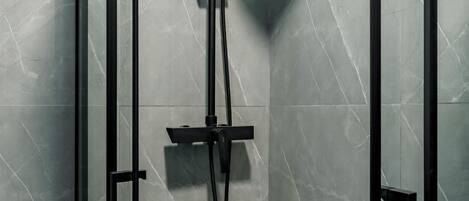 Dusche, Haartrockner, Handtücher