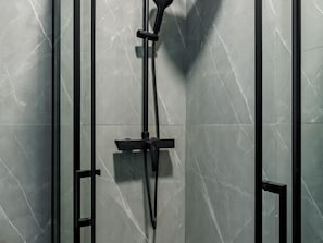 Een douche, een haardroger, handdoeken