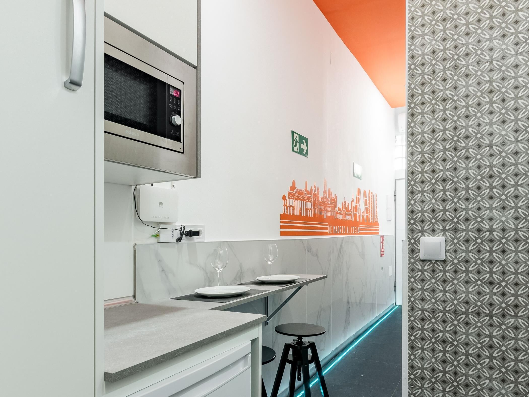 Een koelkast, een magnetron, een koffiezetapparaat/waterkoker