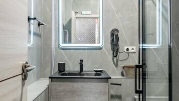 Douche, sèche-cheveux, serviettes fournies