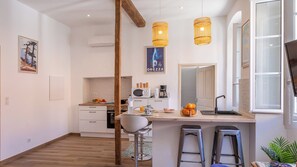 Réfrigérateur, four à micro-ondes, un four, surface de cuisson