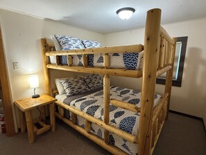 2 Schlafzimmer, Schreibtisch, Bügeleisen/Bügelbrett, kostenloses WLAN