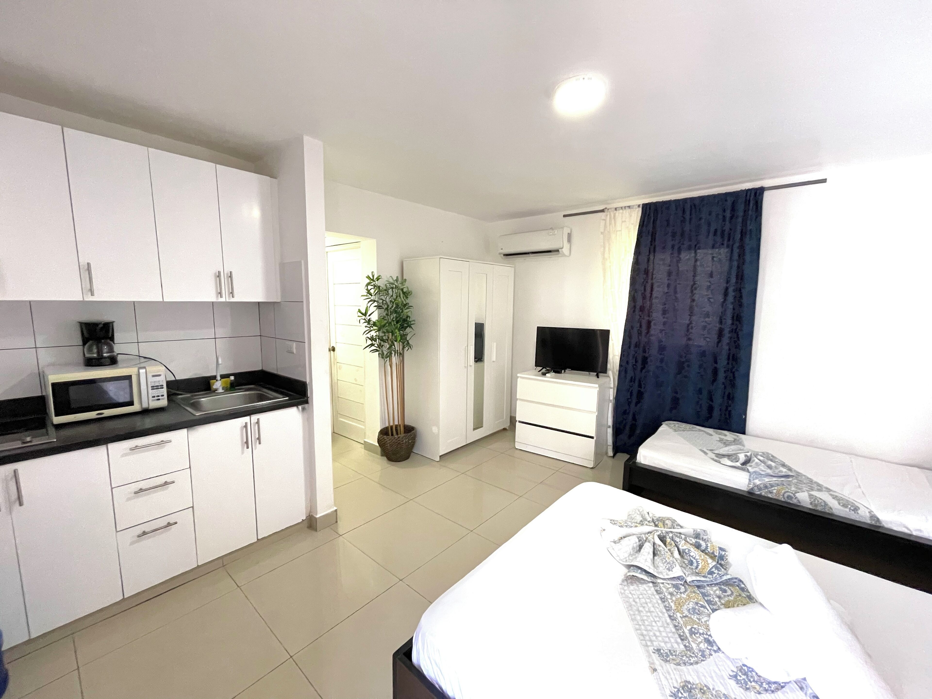 Studio, balkon, uitzicht op zwembad | Een kluis op de kamer, individueel gedecoreerd, individueel gemeubileerd