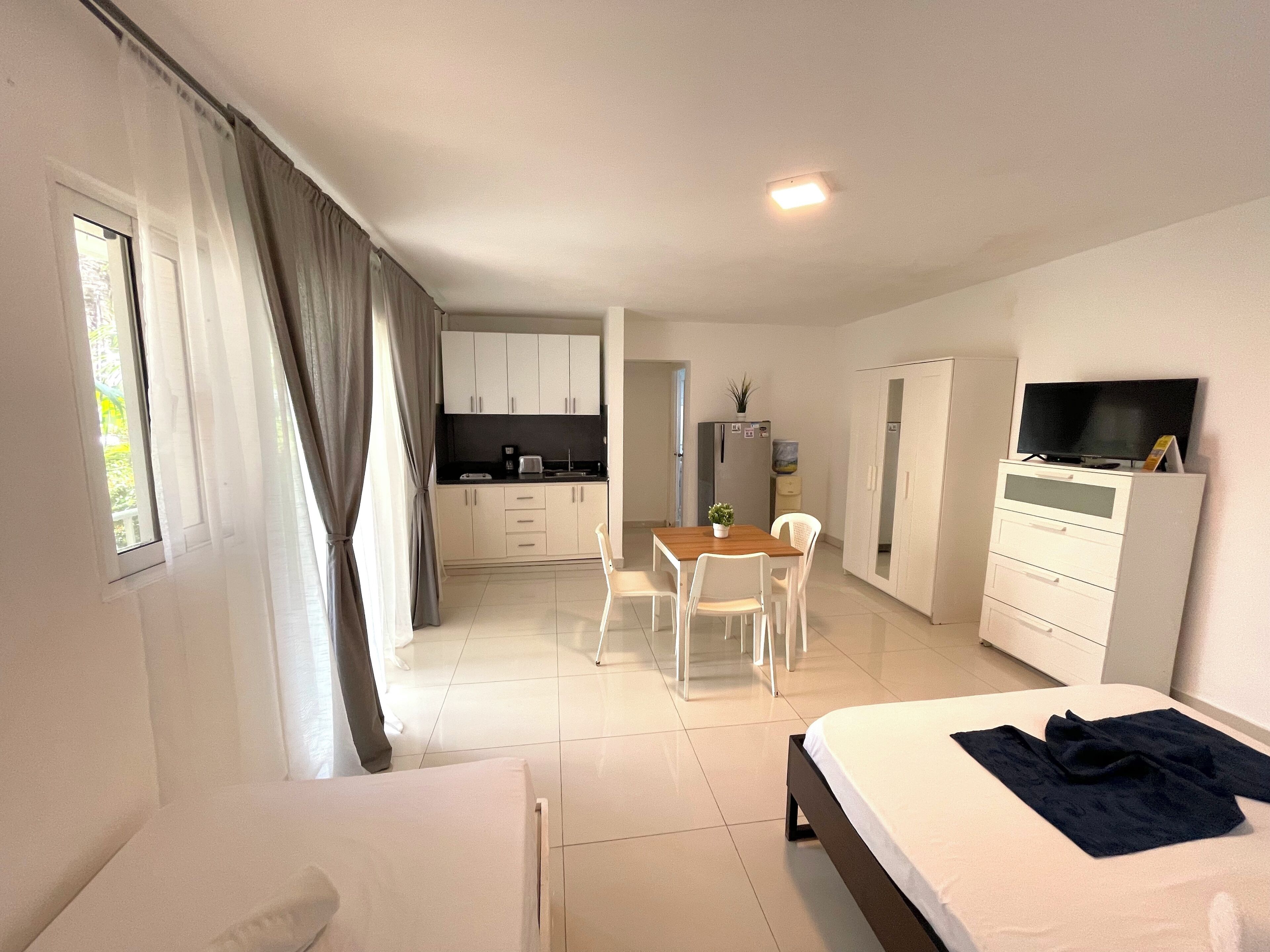 Studio, aan het zwembad | Privékitchenette | Een koelkast, een kookplaat, een koffiezetapparaat/waterkoker